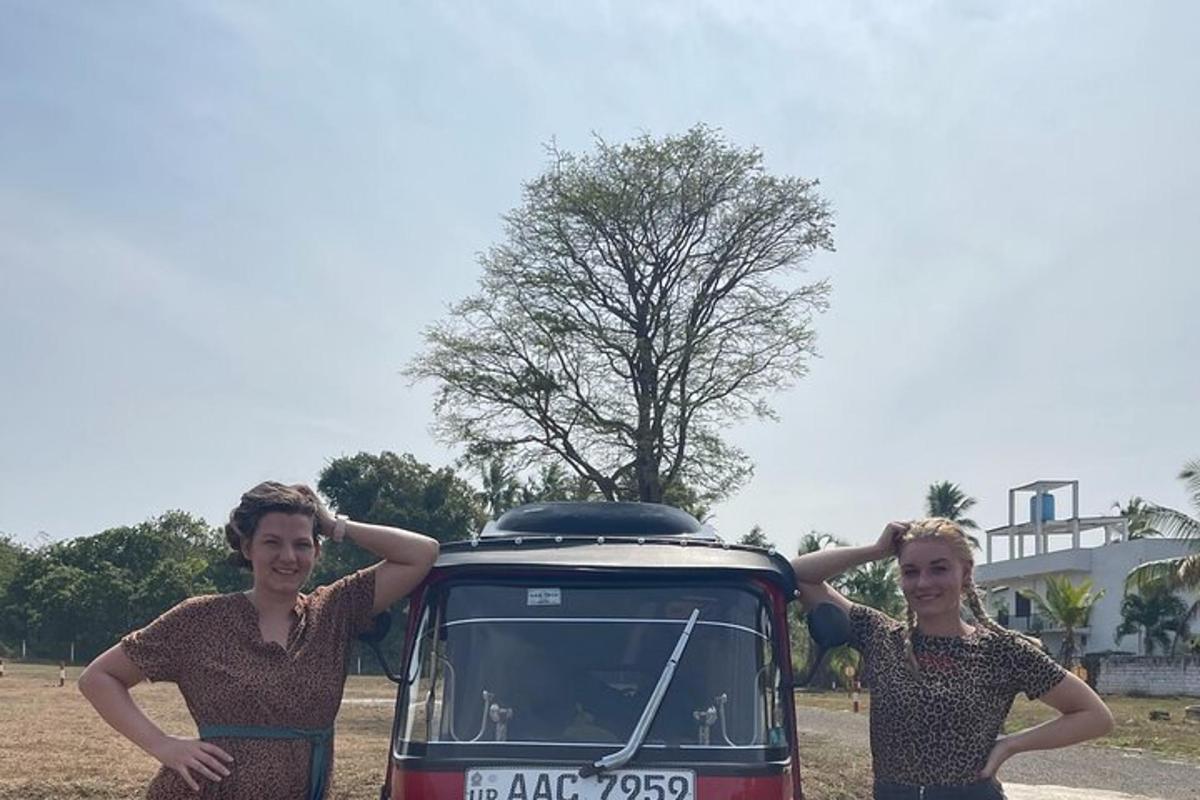 duas mulheres estão paradas na frente de um ônibus