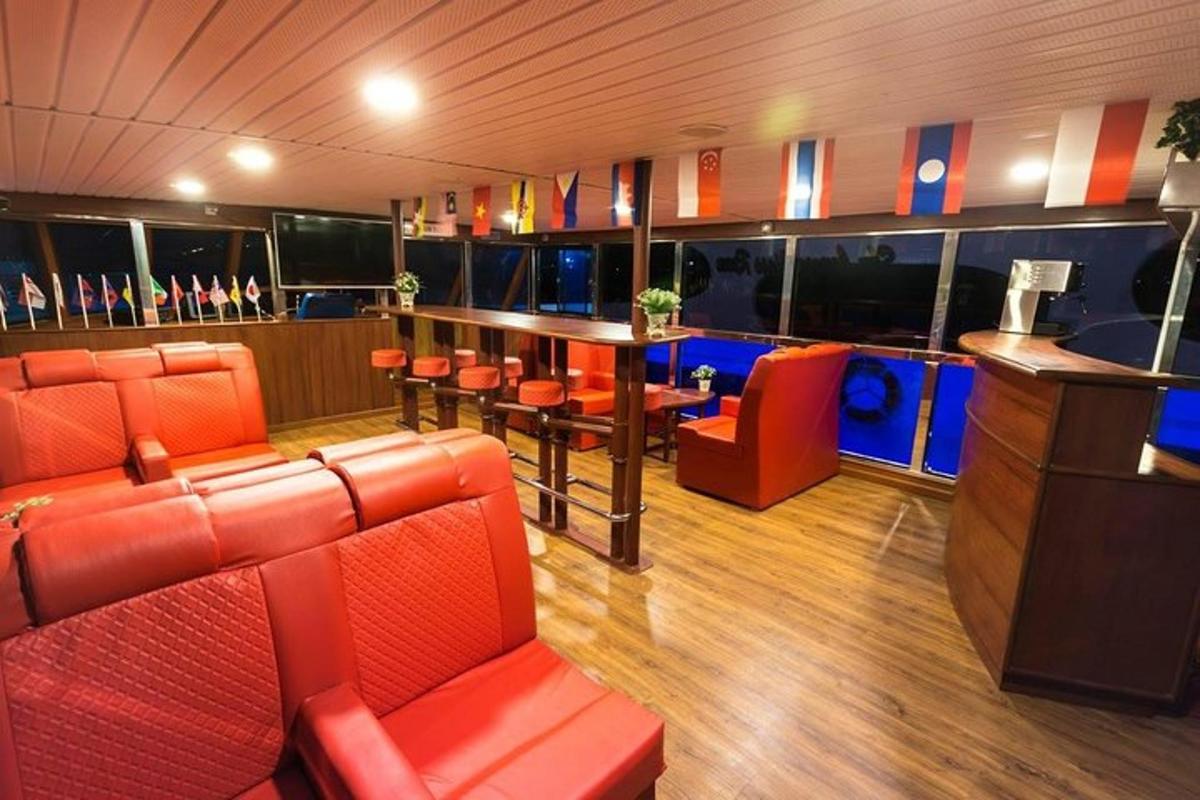 một quầy bar có ghế màu cam và quầy bar