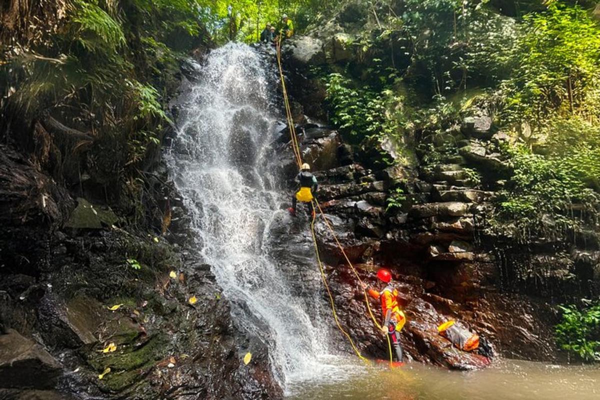 un gruppo di persone che fa rafting in una cascata
