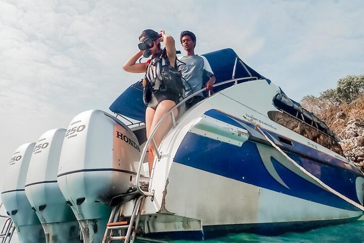 due persone in cima a una barca in acqua