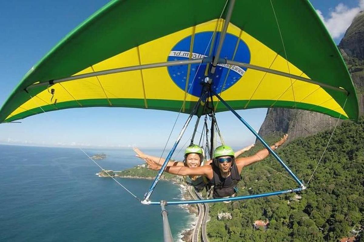 duas pessoas estão voando de paraquedas sobre a água