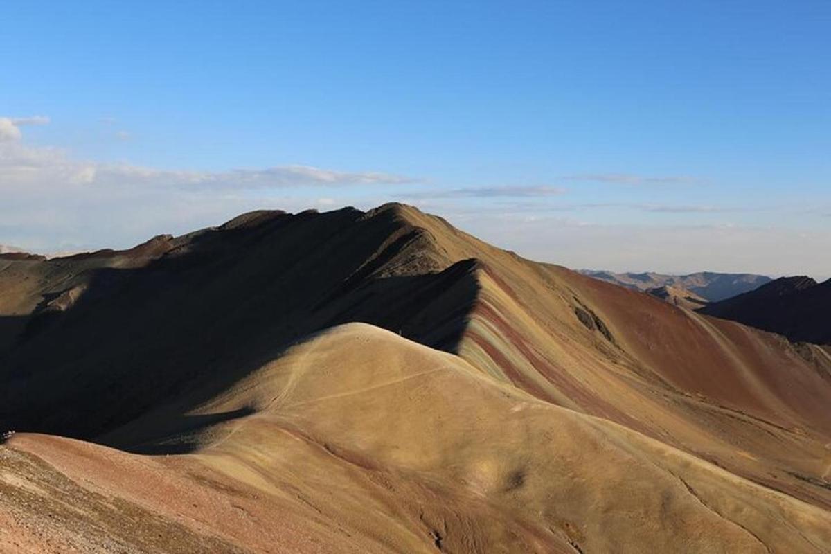 uma vista de uma colina de areia no deserto