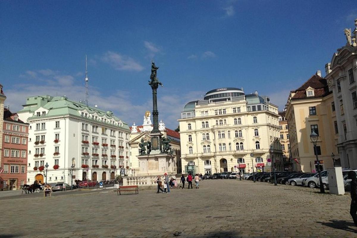 uma praça da cidade com edifícios e uma estátua no meio