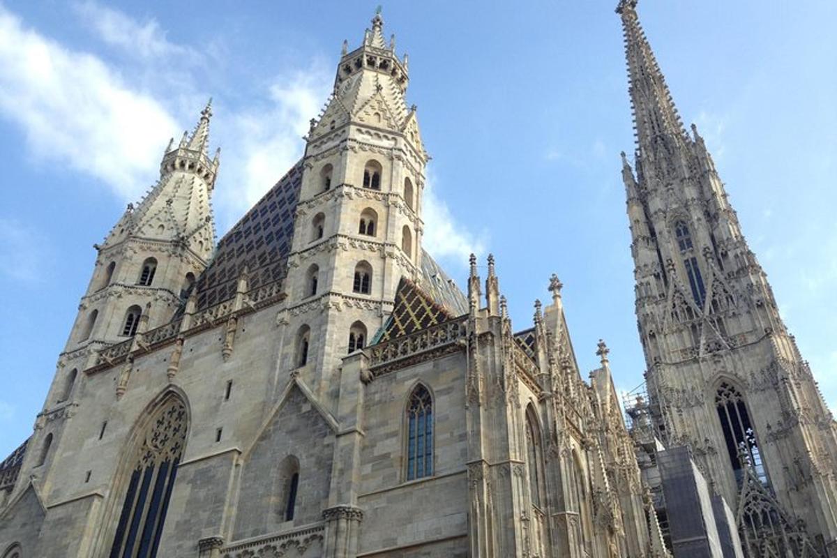 uma grande catedral com duas torres no topo