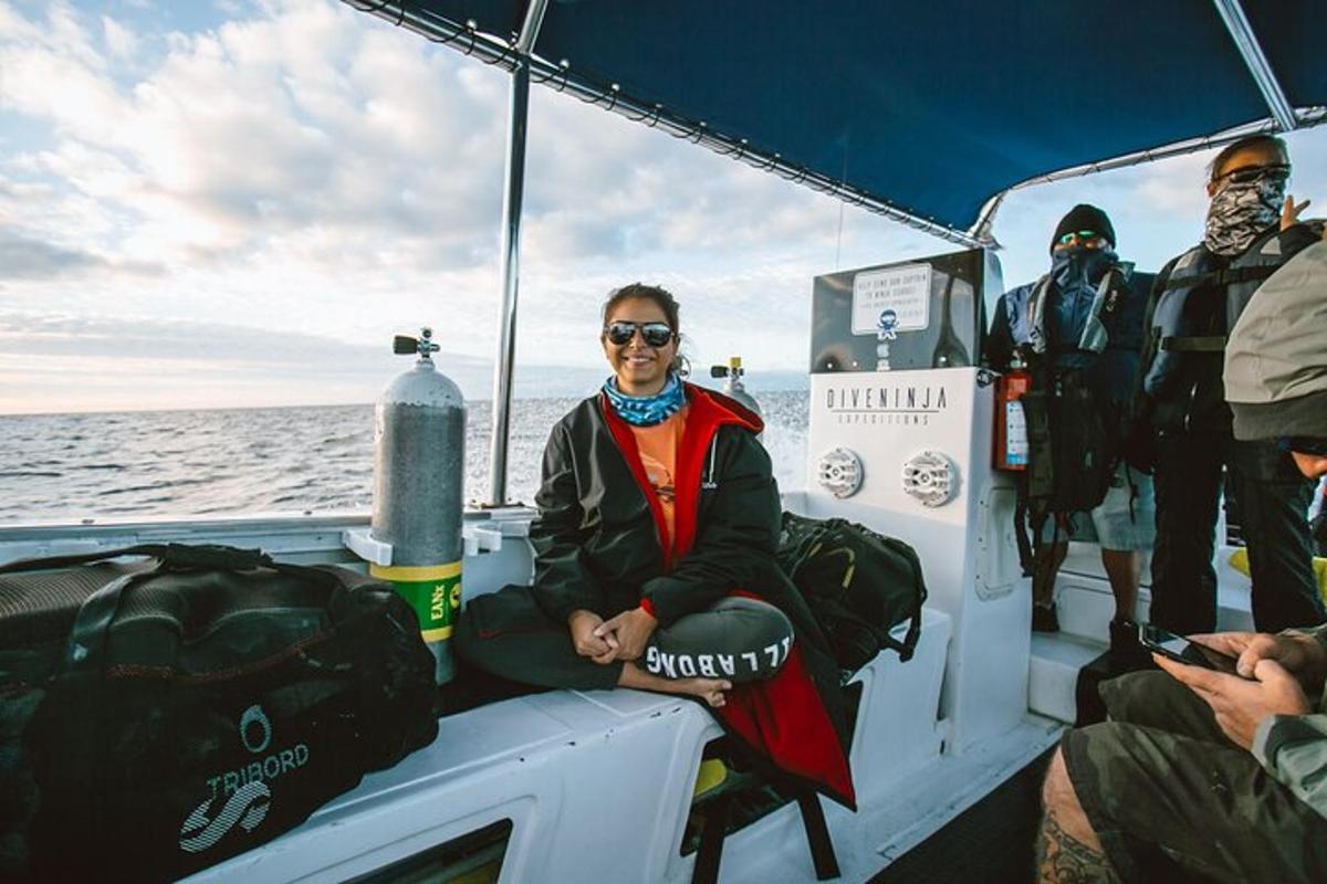 um grupo de pessoas sentadas em um barco