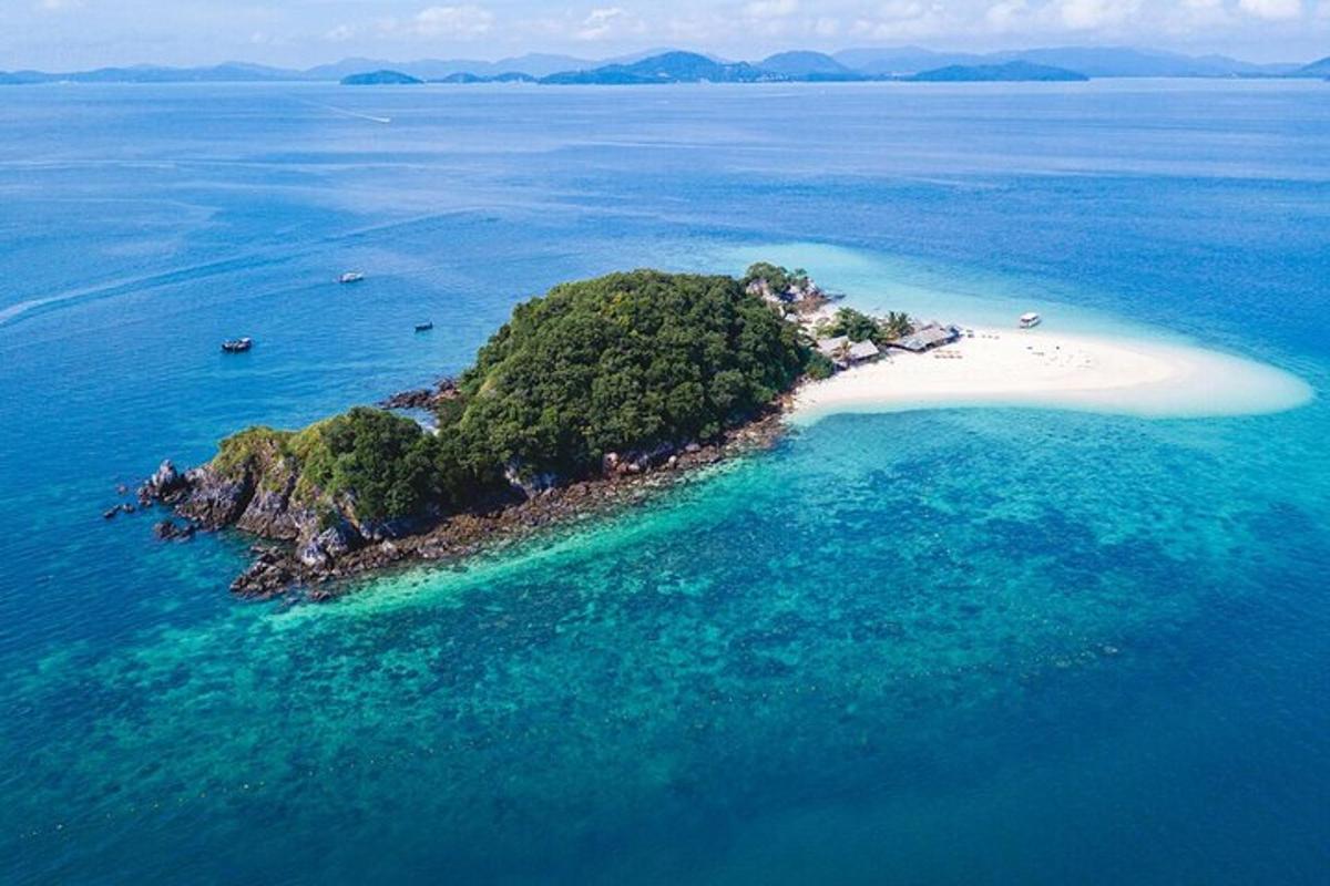 una isla en medio del océano