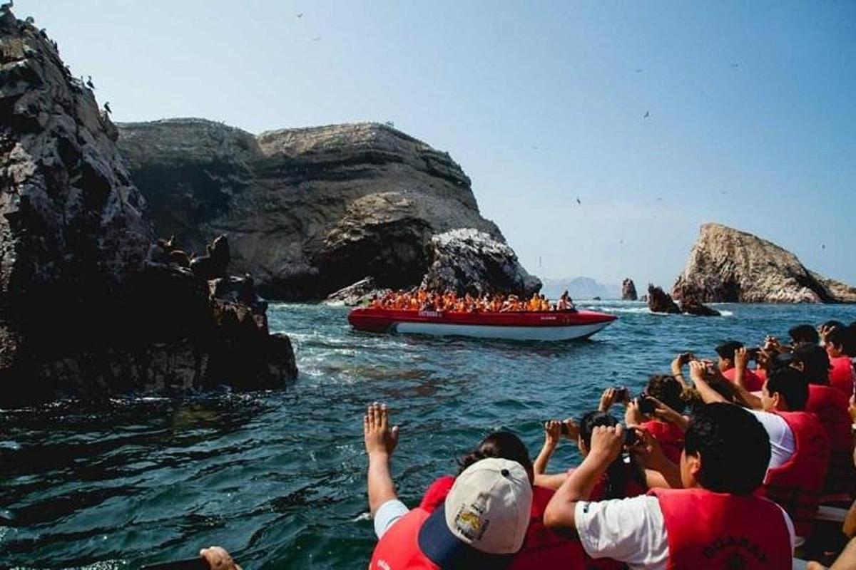 un gruppo di persone su una barca in acqua