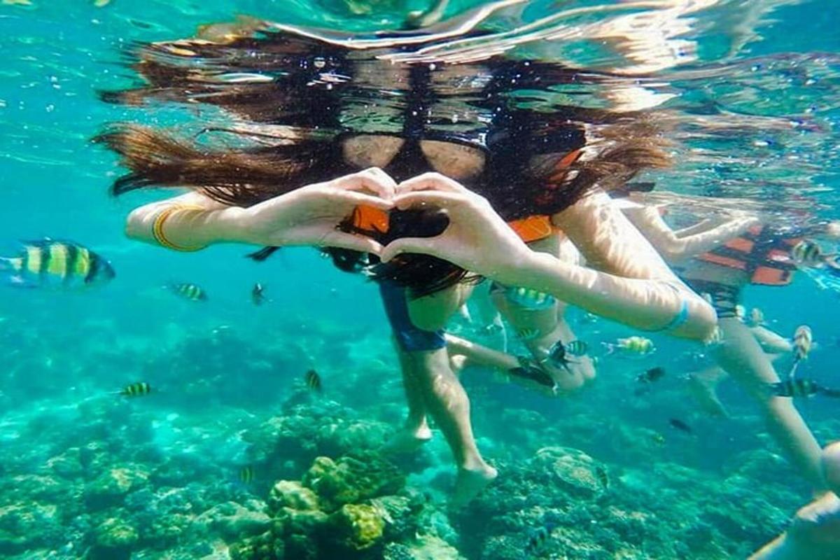 un gruppo di persone che formano un cuore nell'acqua