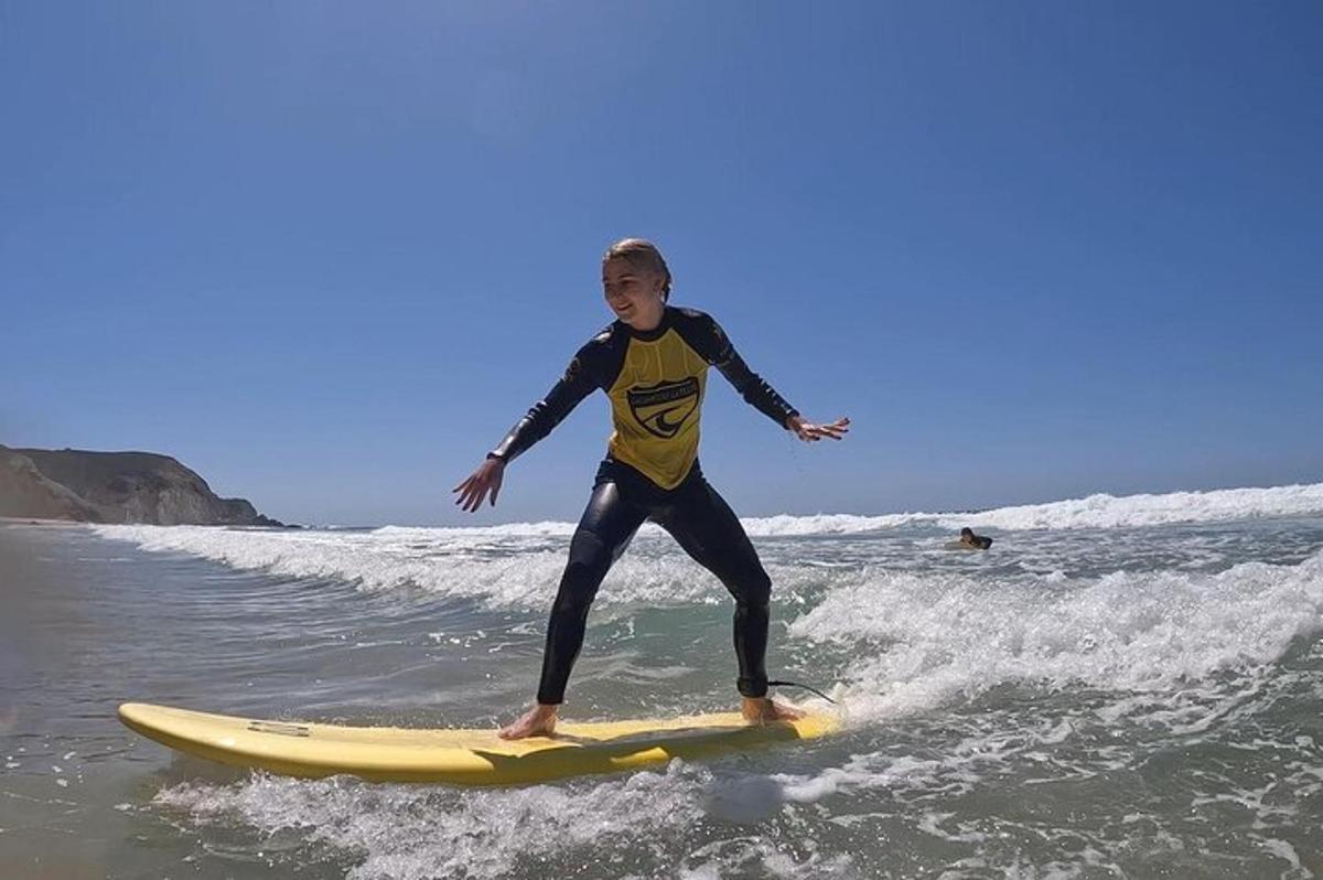 Un niño montando una ola en una tabla de surf en el océano