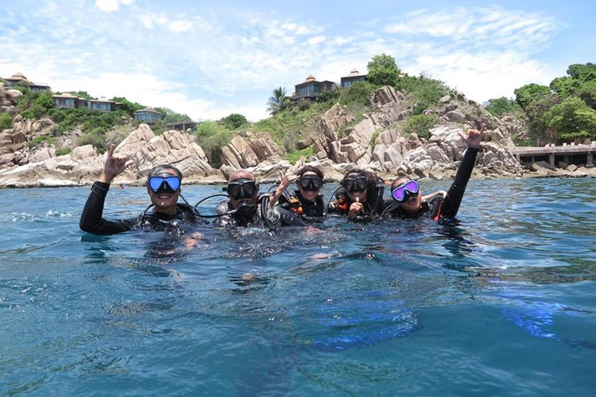 eine Gruppe von Menschen, die im Wasser schwimmen