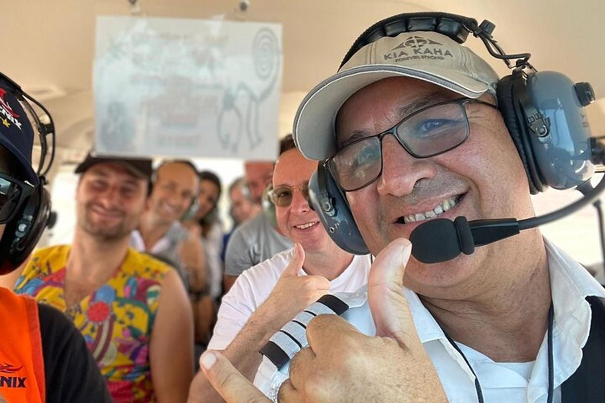 muž se sluchátky a telefonující
