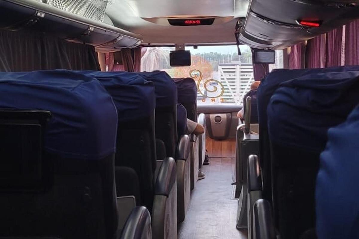 autobus s volnými sedadly v autobuse