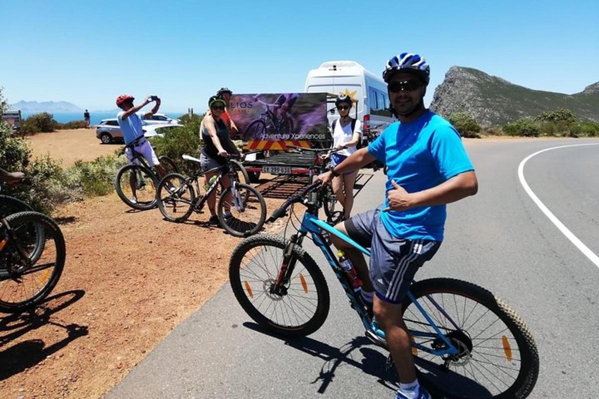 un grup de persones amb bicicleta a la vora de la carretera