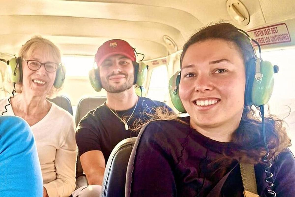 un grup de persones assegudes en un autobús amb auriculars