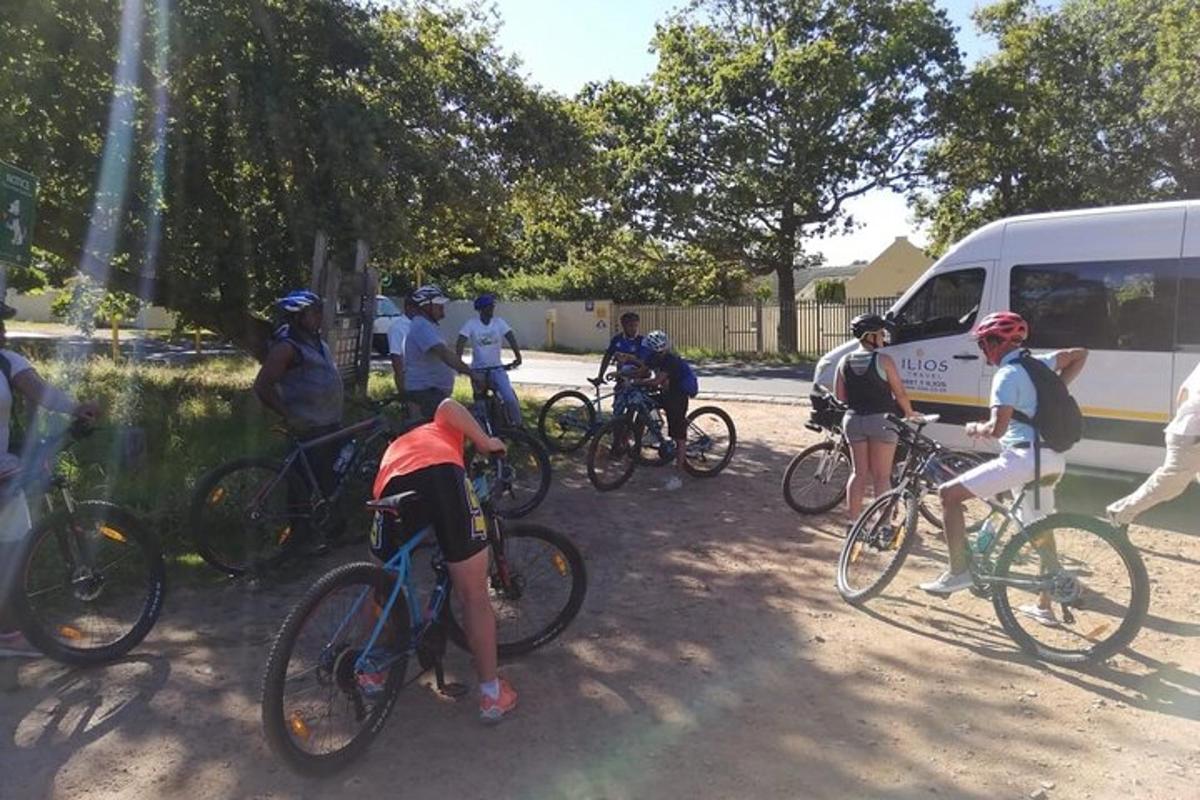un grup de persones en bicicleta davant d'un autobús