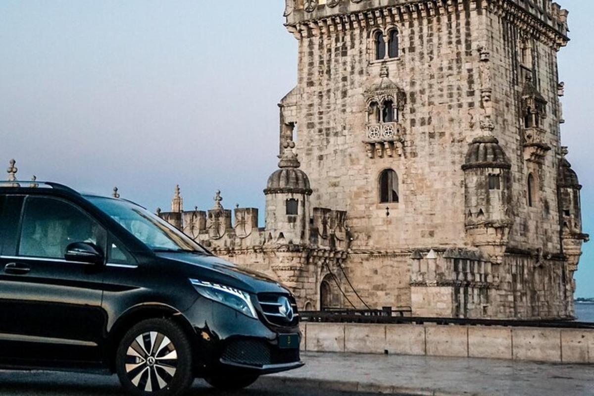 černé SUV zaparkované před hradem