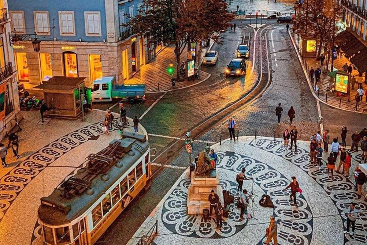 tramvaj na městské ulici s lidmi a auty