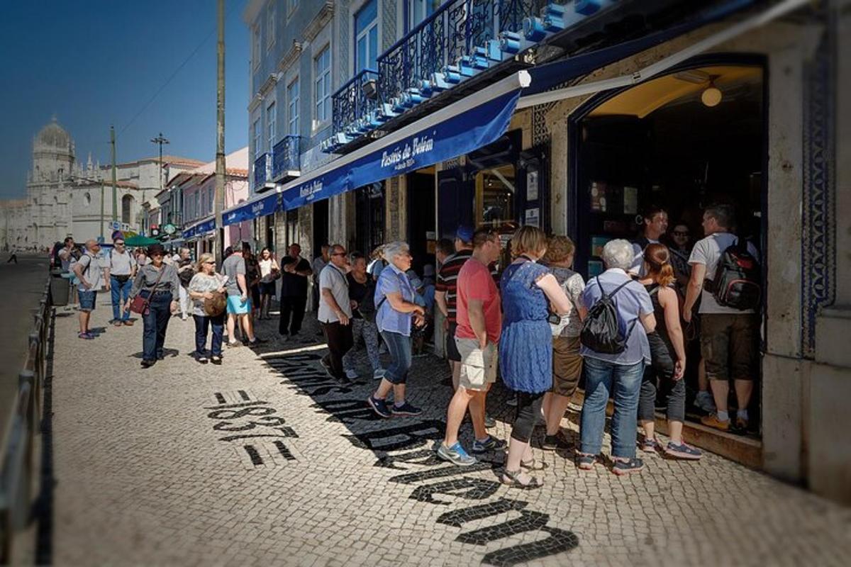 skupina lidí stojících před obchodem