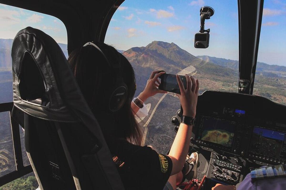 seseorang di dalam helikopter mengambil gambar di dalam kokpit