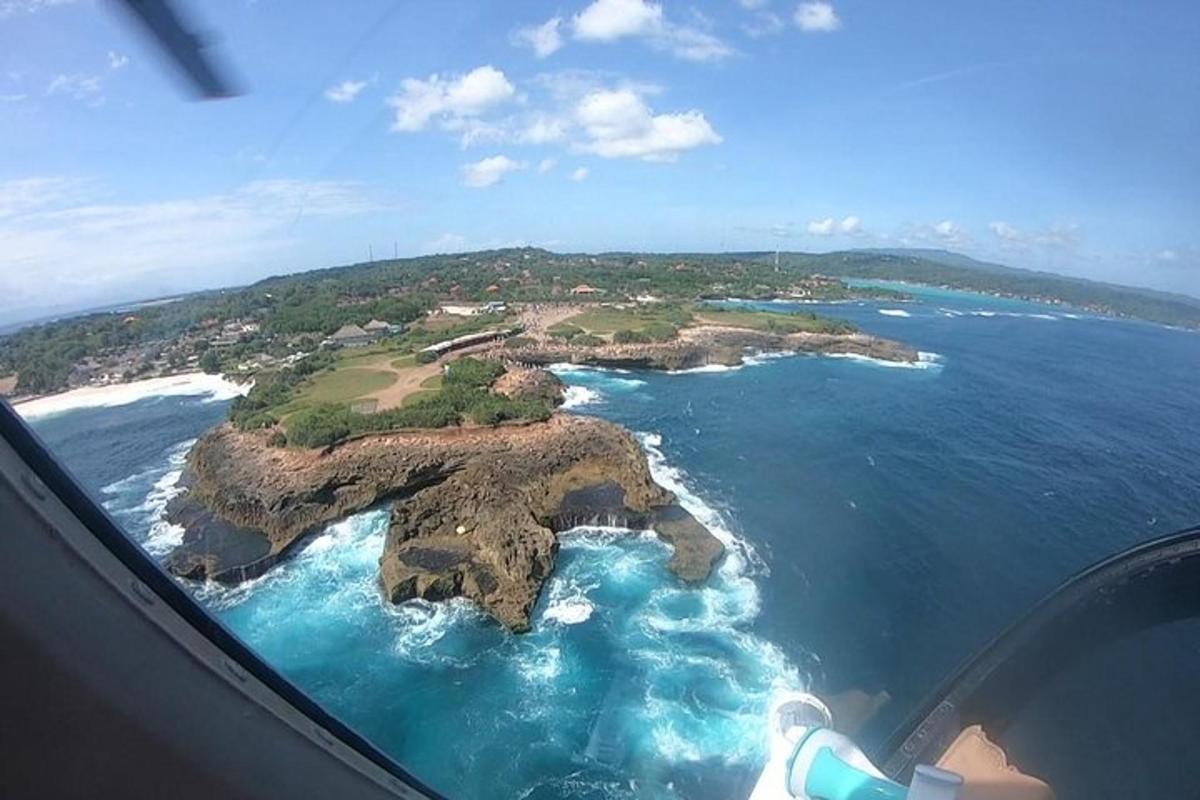 o vedere a unei insule în ocean dintr-un avion