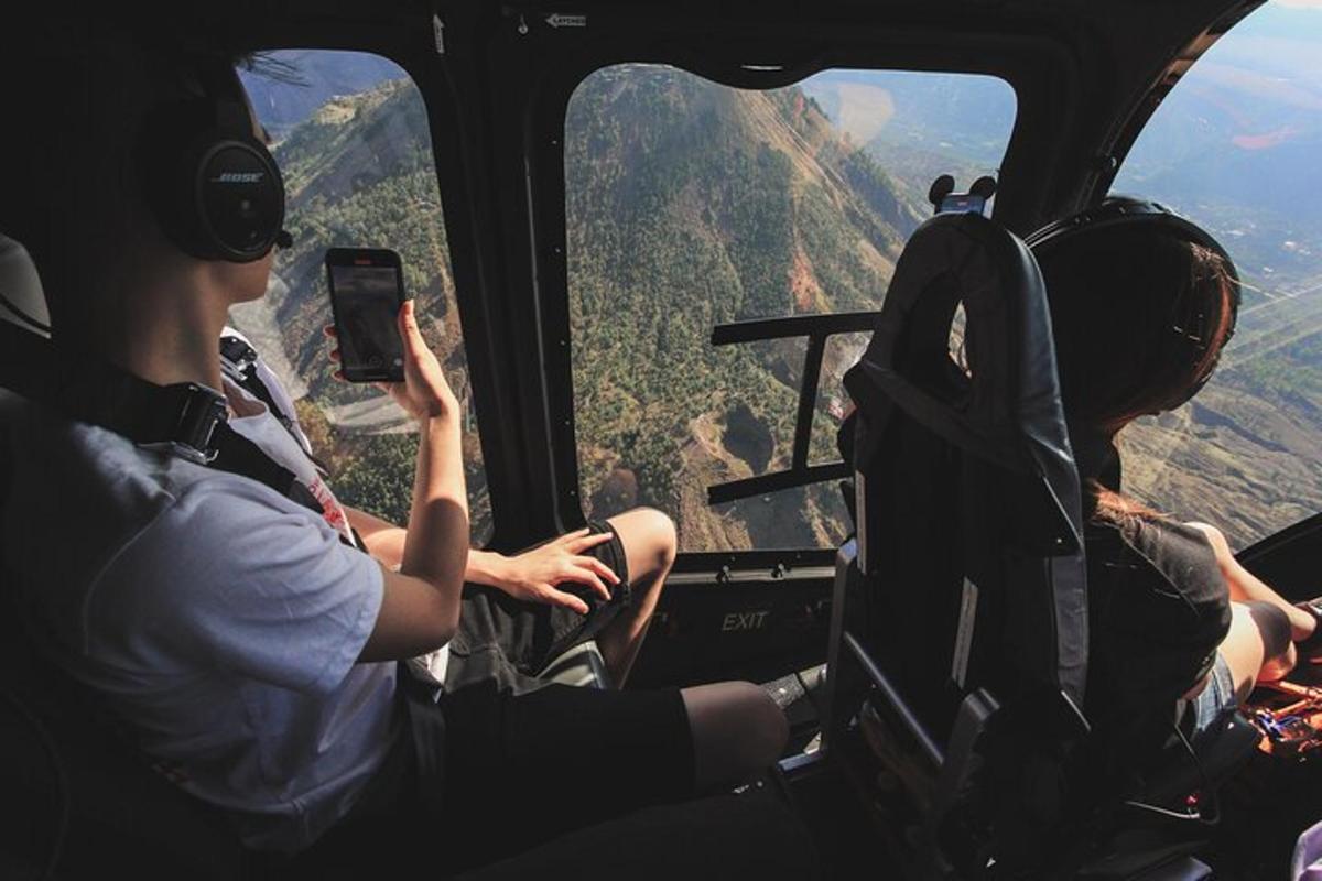 un gruppo di persone sedute nella cabina di pilotaggio di un elicottero