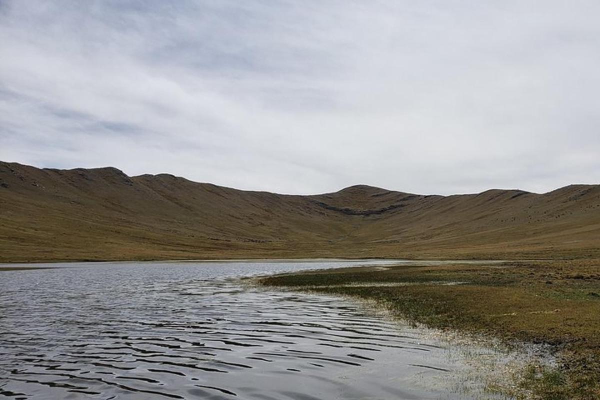 una massa d'aigua amb muntanyes al fons