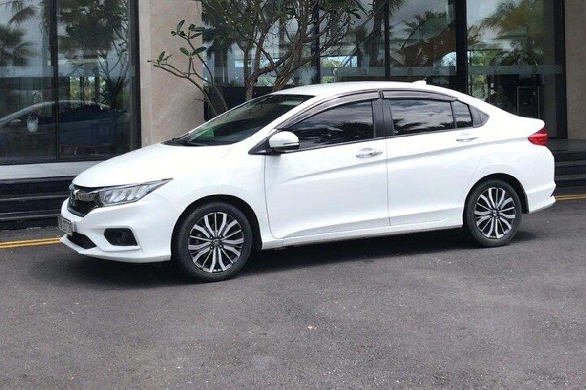 bílé auto zaparkované před budovou