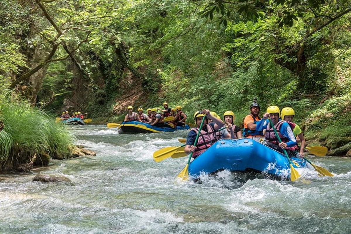 un gruppo di persone sta facendo rafting su un fiume