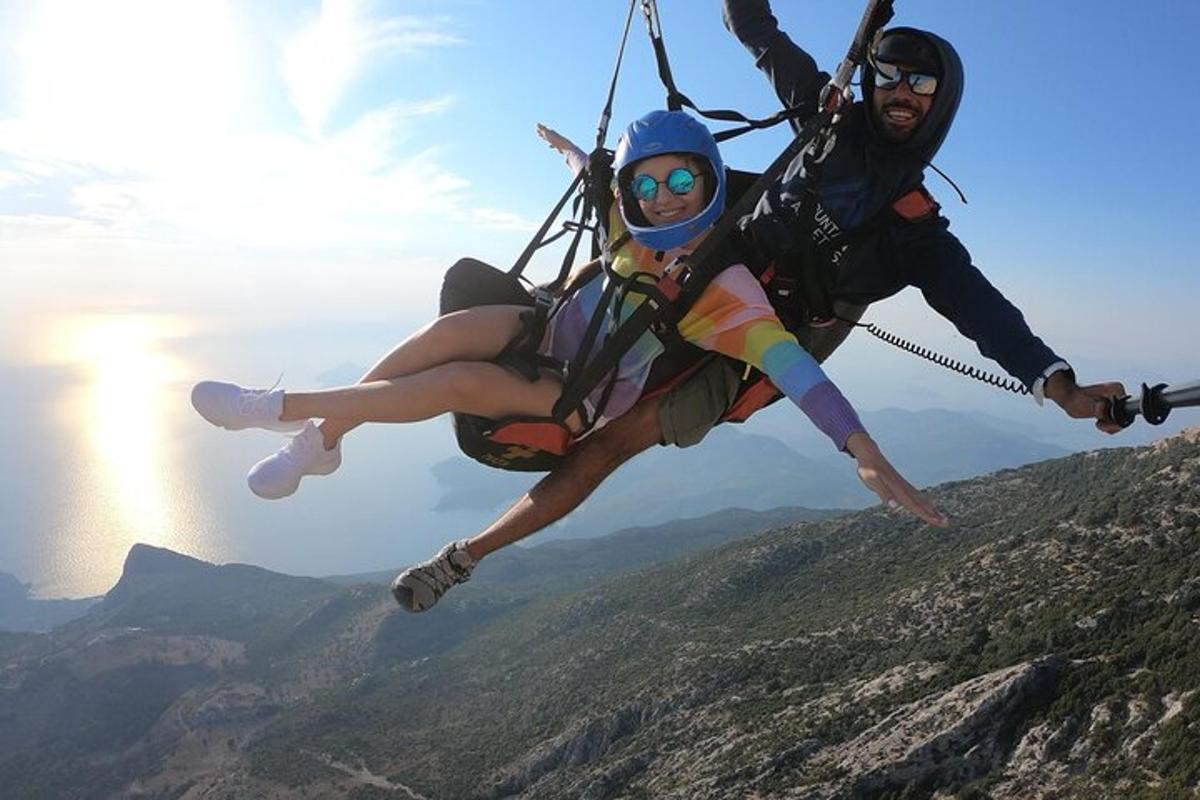 dues persones estan a l'aire en un gronxador