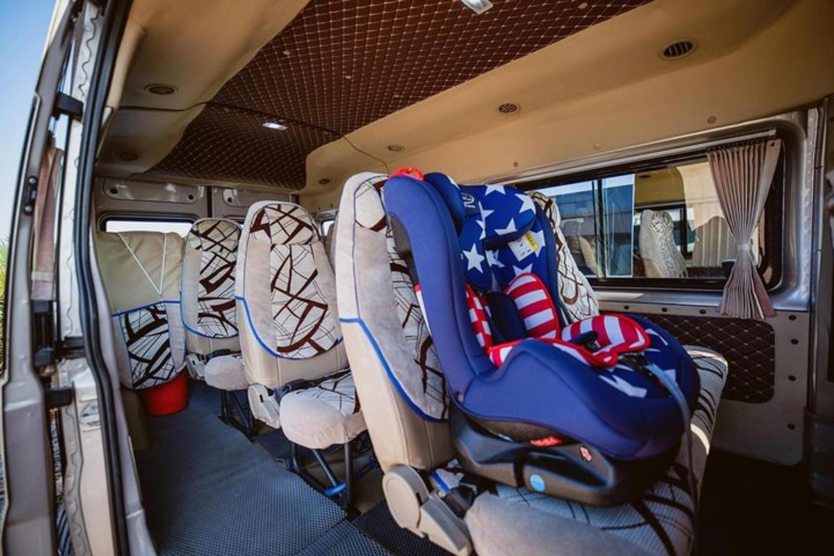 en buss interiör med säten längst bak
