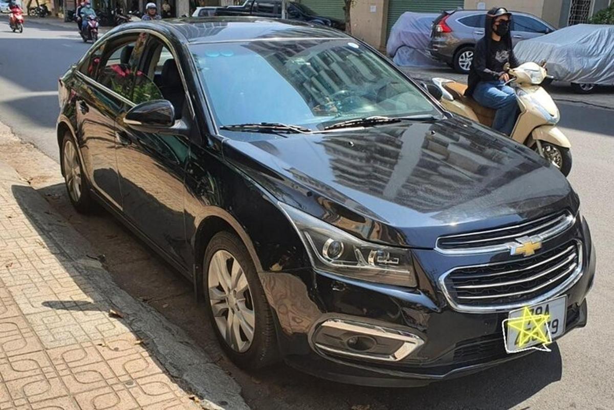 must auto pargitud tänava äärde
