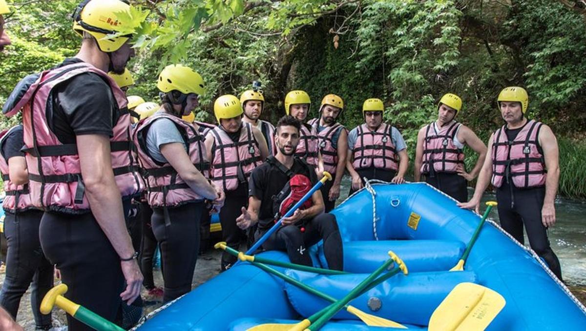 un gruppo di persone con caschi gialli in piedi accanto a una zattera