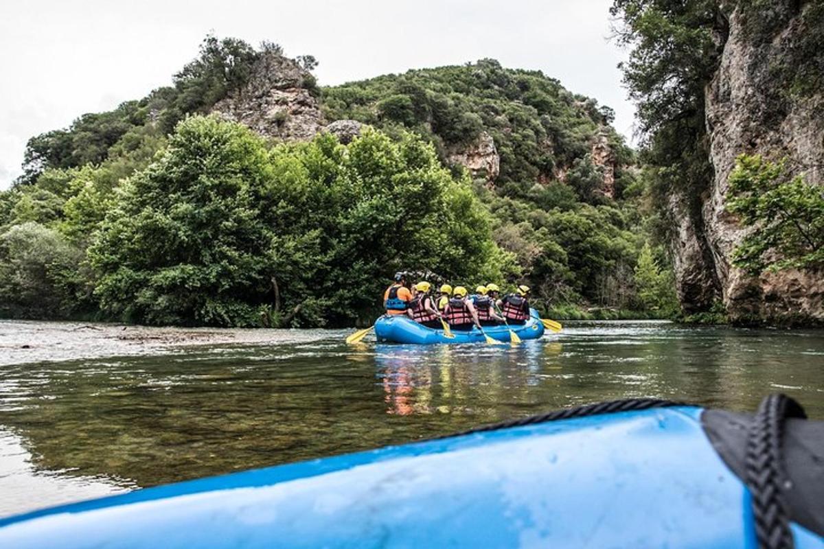 un gruppo di persone su una zattera su un fiume
