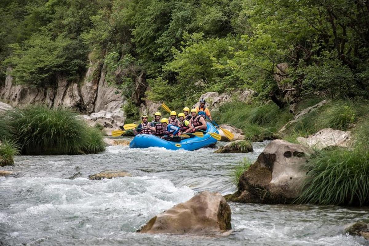 un gruppo di persone su una zattera in un fiume