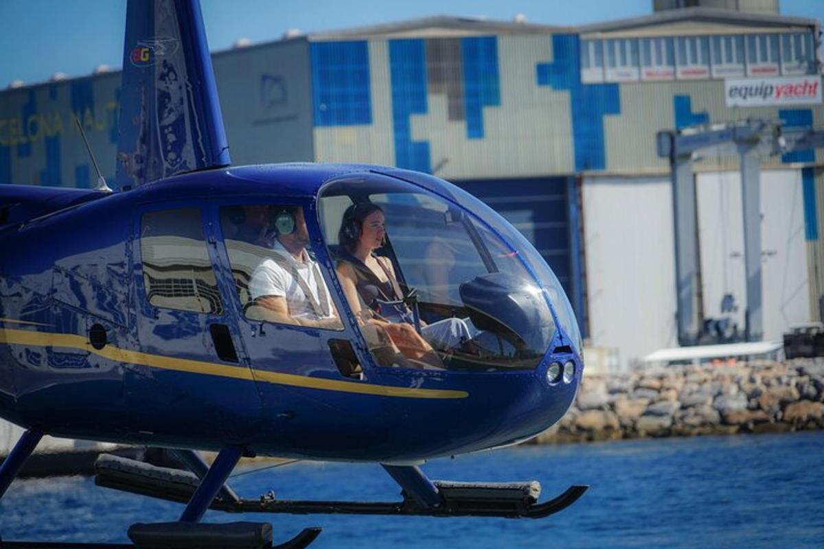 due persone sedute nella cabina di pilotaggio di un elicottero