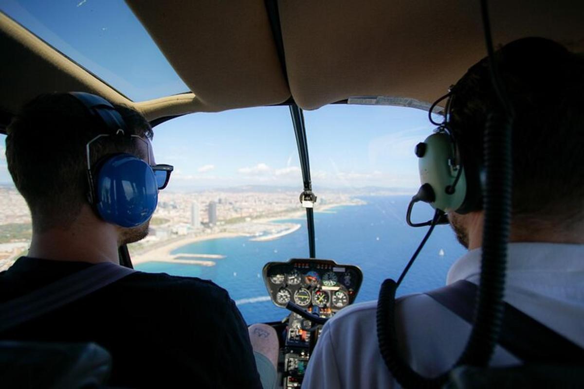 due persone che indossano le cuffie e guardano fuori dalla cabina di pilotaggio di un aereo