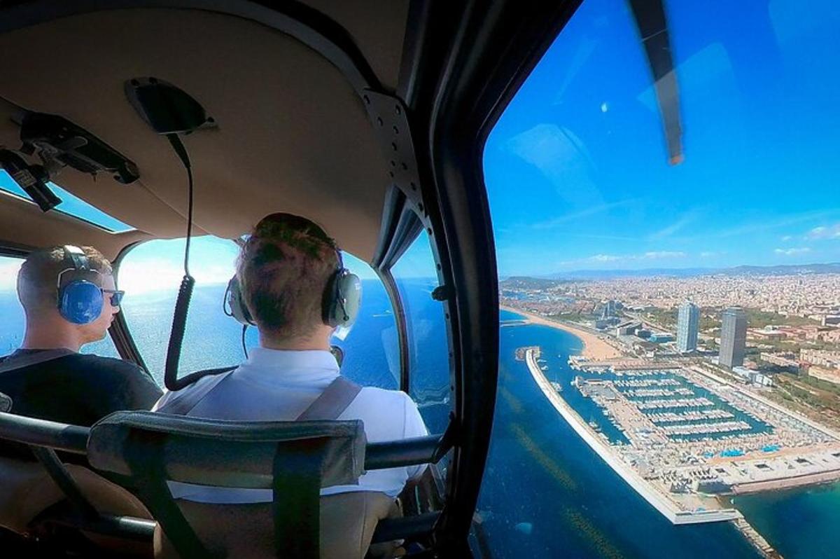 due persone che indossano le cuffie sedute nella cabina di pilotaggio di un aereo