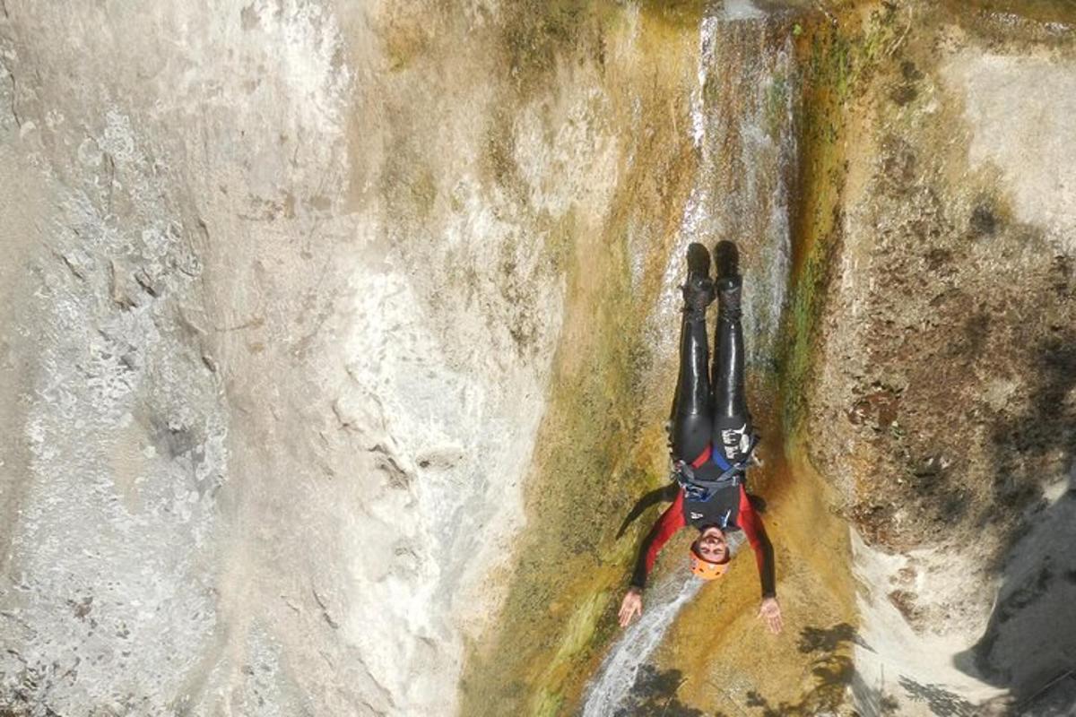 vista aèria d'un home en caiac en una cascada