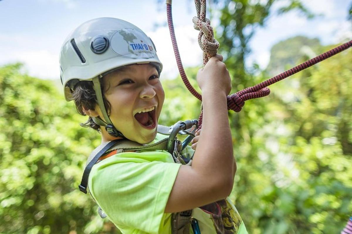 một đứa trẻ trên đường trượt zipline trong rừng