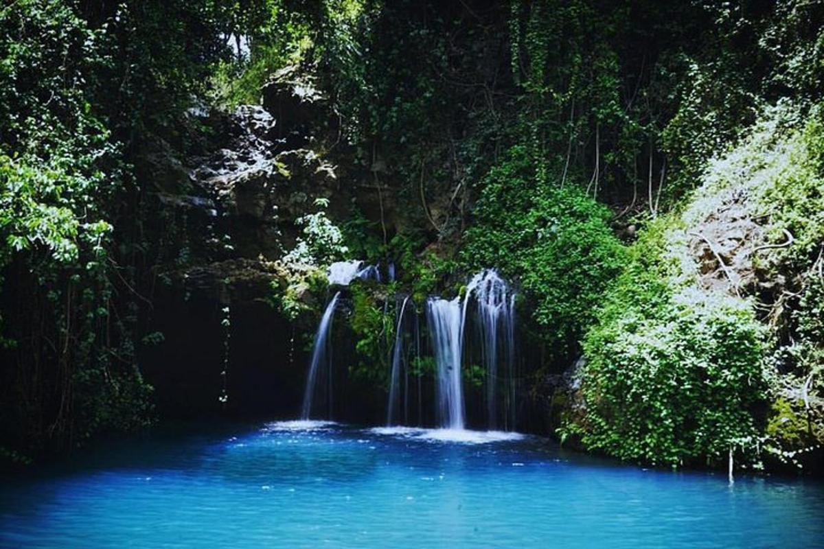 una cascata in mezzo a una piscina di acqua blu