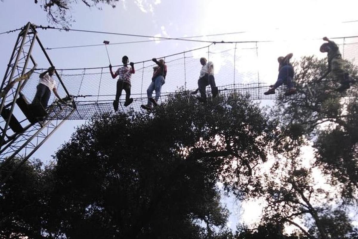 un gruppo di persone in piedi su un ponte sospeso