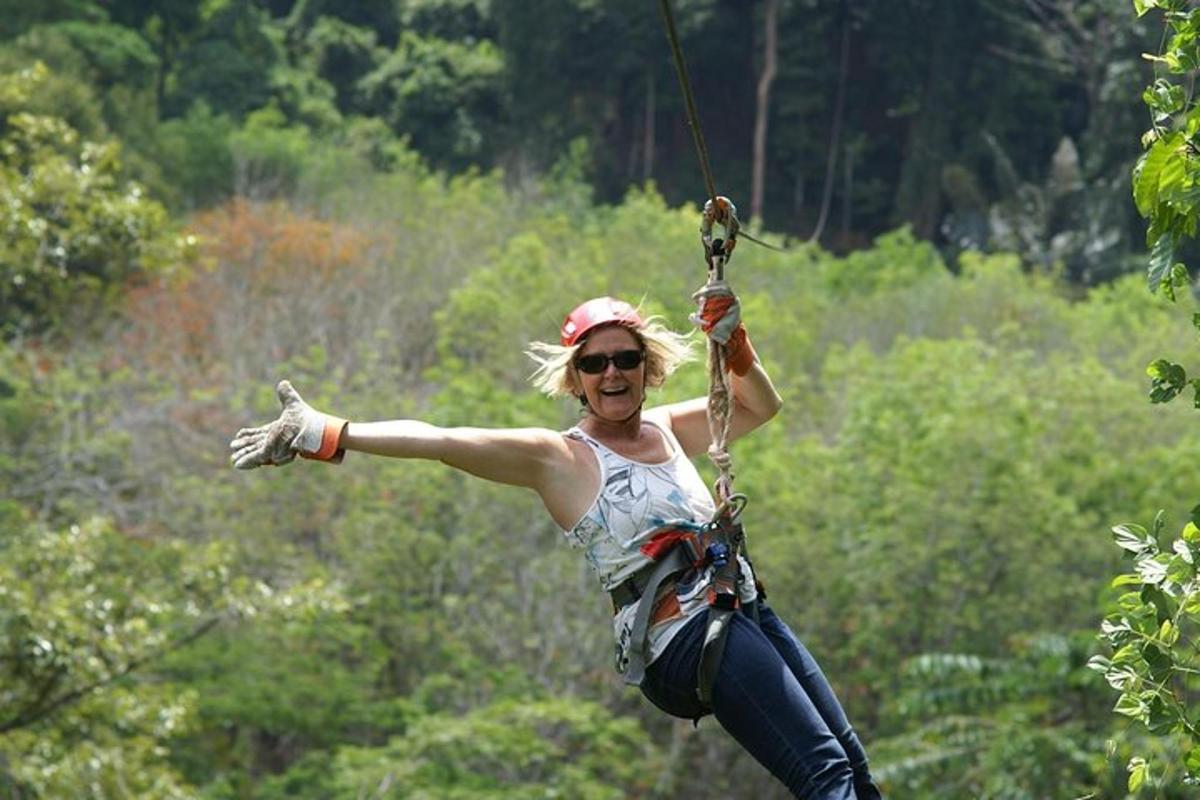 một người phụ nữ trên đường trượt zipline trong rừng