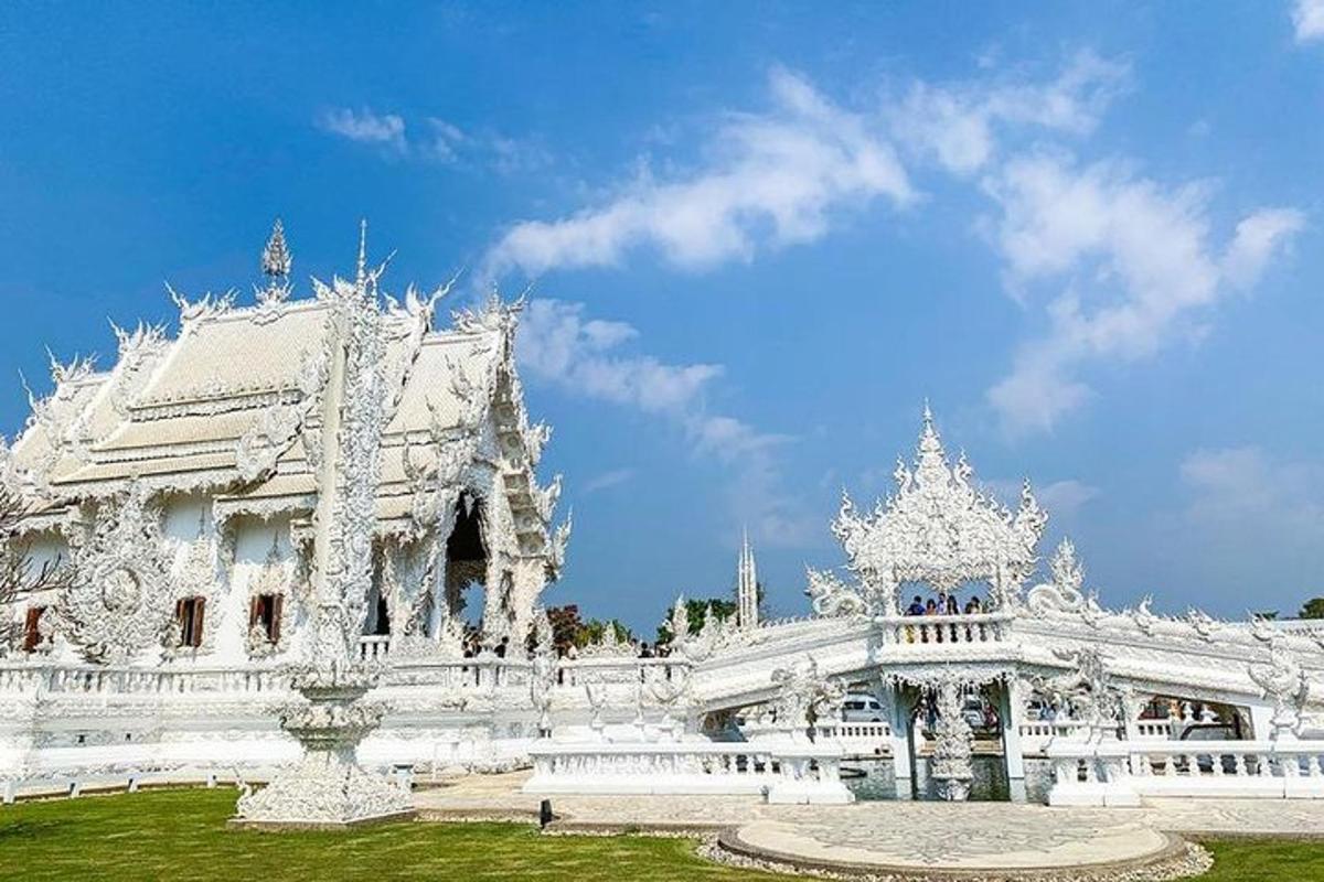 một tòa nhà màu trắng với những người đang đứng trước nó