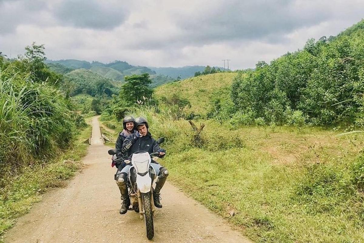 due persone in moto su una strada sterrata