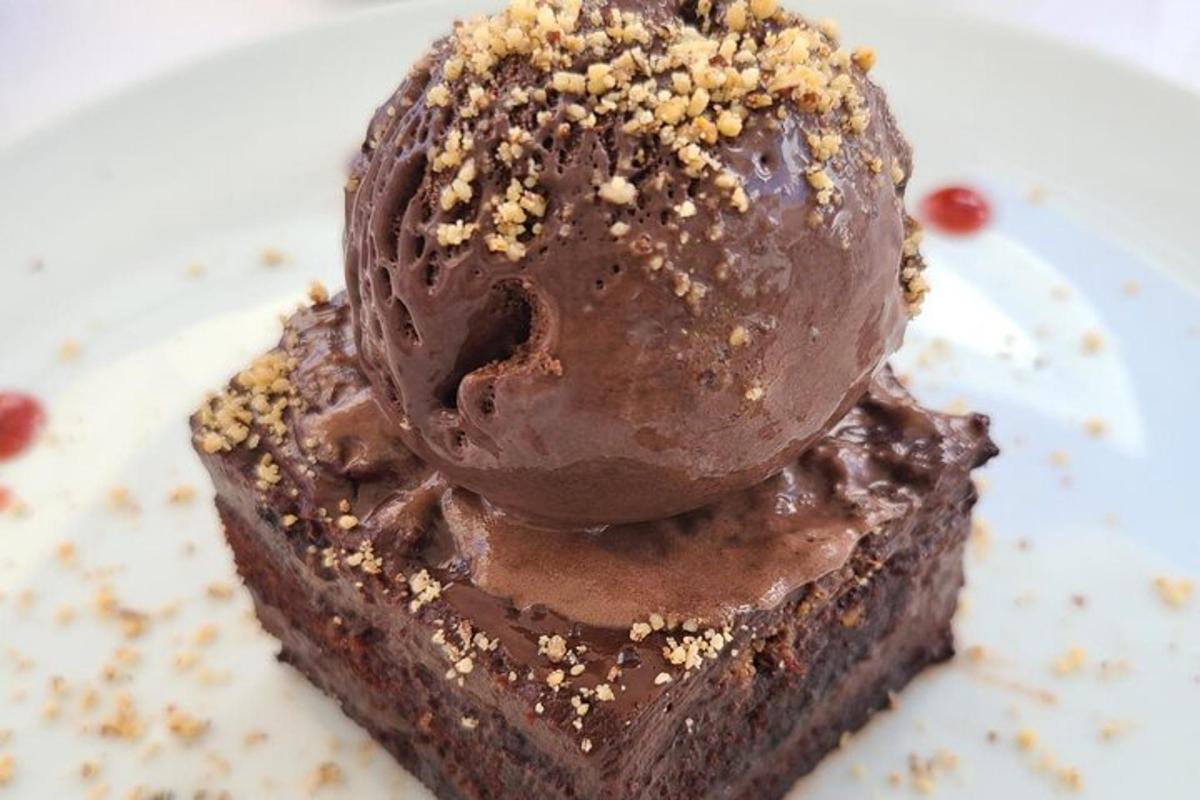 kos čokoladne torte na belem krožniku