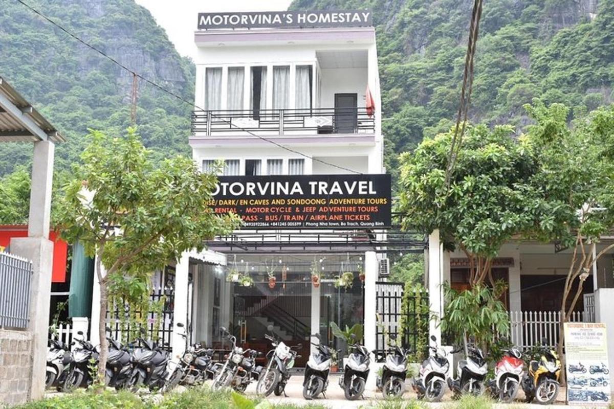 un gruppo di motociclette parcheggiate davanti a un edificio