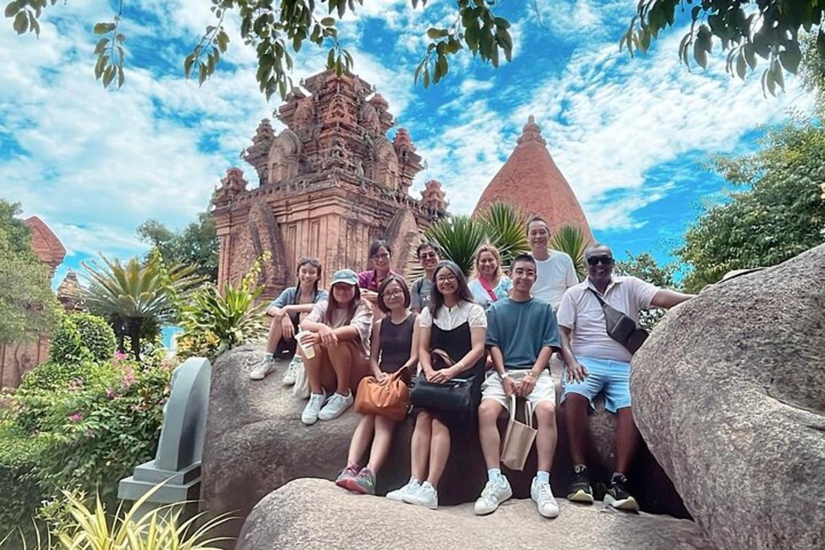 sekelompok orang berpose untuk foto di depan sebuah gedung