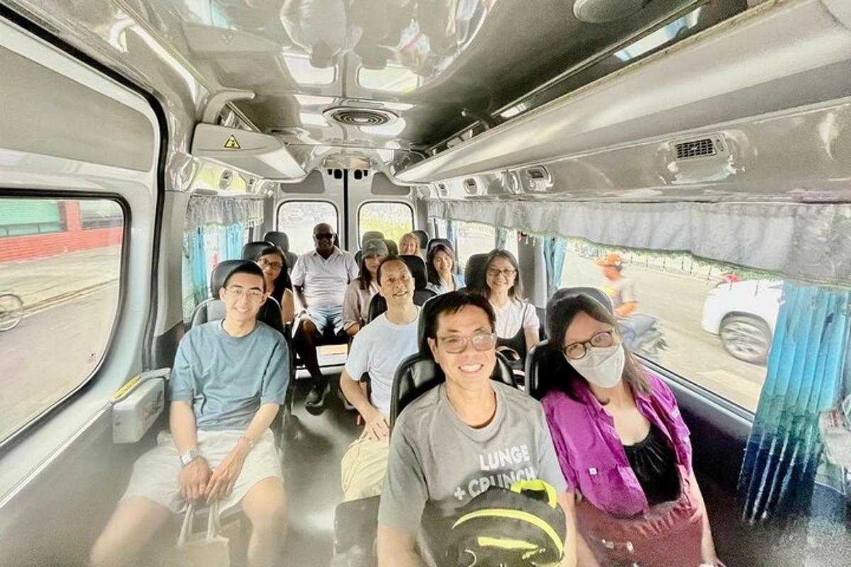 sekelompok orang yang duduk di dalam bus