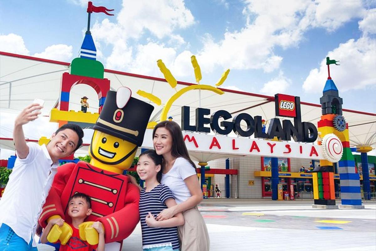 một gia đình đang tạo dáng chụp ảnh trước công viên giải trí Legoland