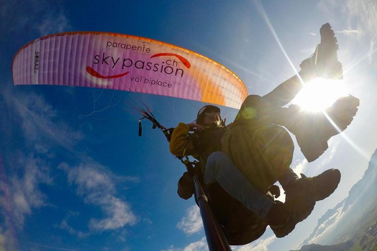 una persona sta facendo volare un aquilone nel cielo